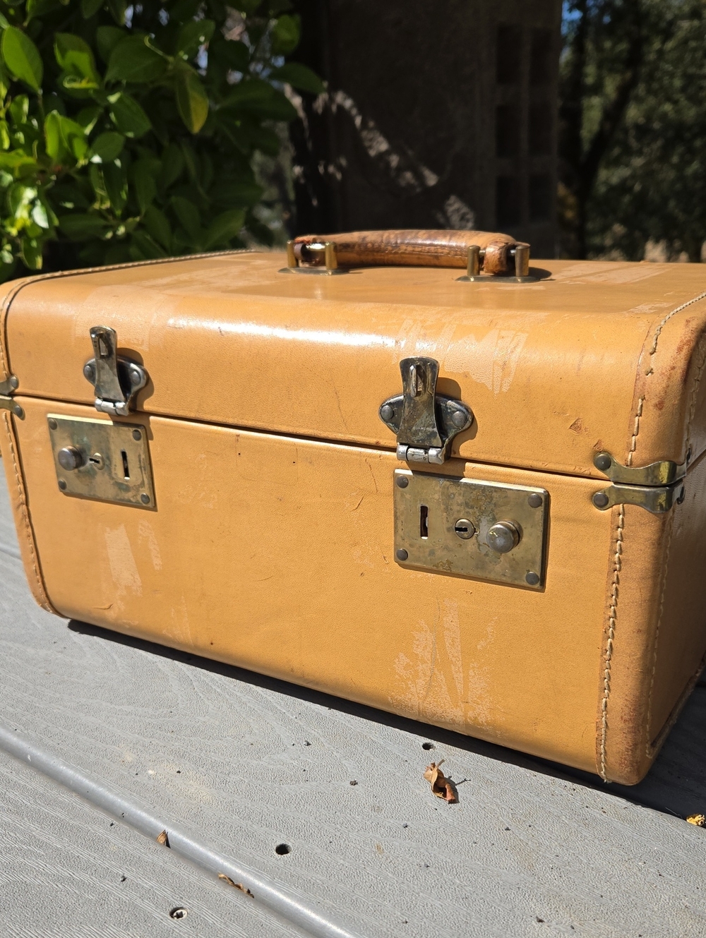 Vintage Mid-Century Cosmetic Train Case - Tan Hardshell Travel Valise. (PSH RM)